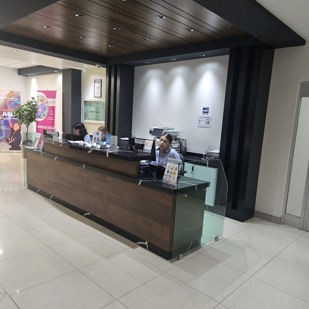 Modern hospital lobby and infrastructure at Centro Médico Premier