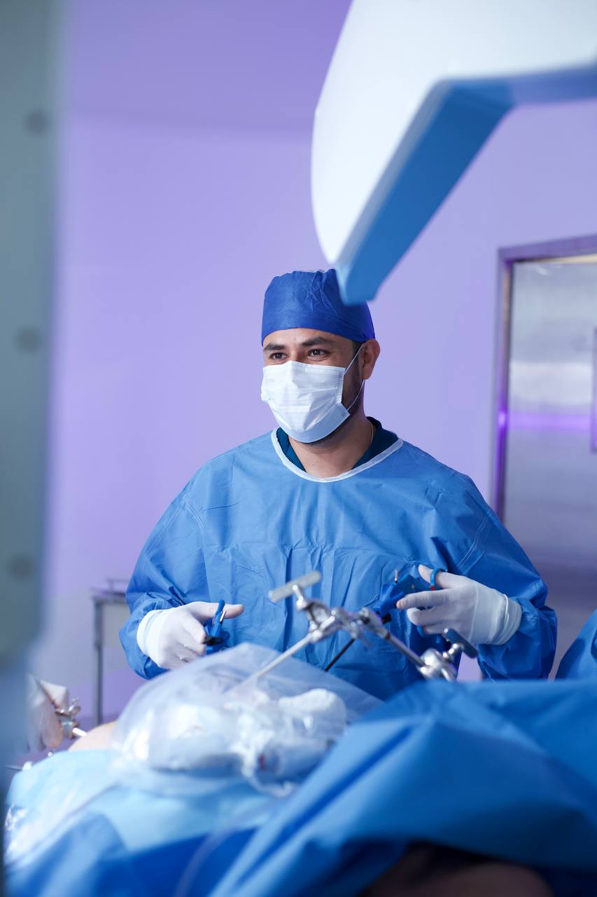 Dr. Luis Cervantes in the operating room at Cervantes Bariatrics